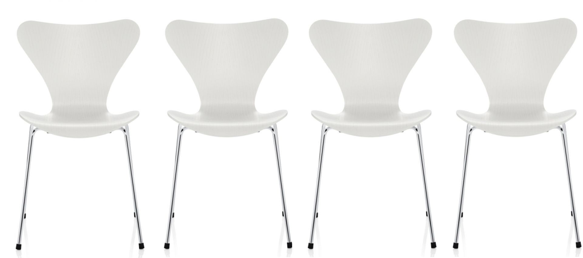 Vier weiße Siebener Stühle von Fritz Hansen aus Esche mit Chromgestell. Designklassiker.